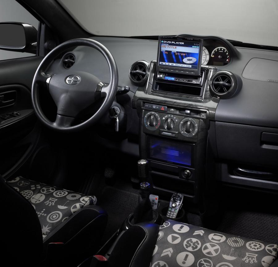 Интерьер Scion xA Futura 2005 года  (фото 3 из 7)